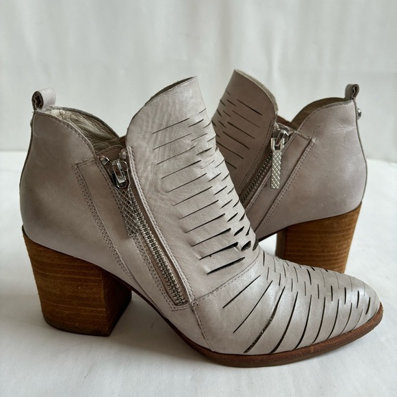 Donald J Pliner Elton Leather Cut Out Ankle Boots Pale Pink Gray Size 6M - Picture 17 of 17